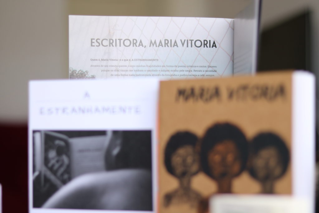 Reportagem com a escritora Maria Vitória do blog A ESTRANHAMENTE na revista Tia Concha