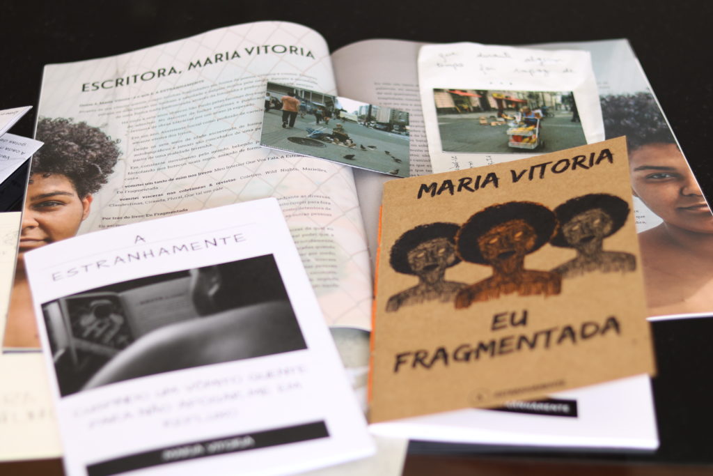 Zines e ímãs fotográficos da escritora Maria Vitória fundadora do blog A ESTRANHAMENTE