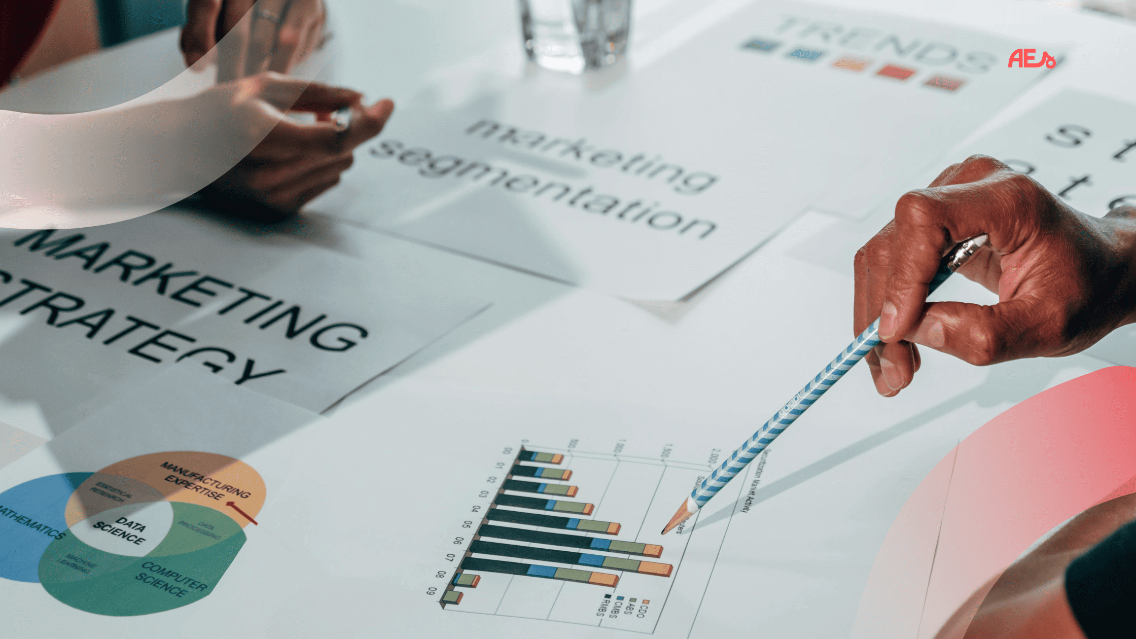 Dois profissionais de marketing sobre uma mesa discutindo uma estratégia de geração de demanda B2B