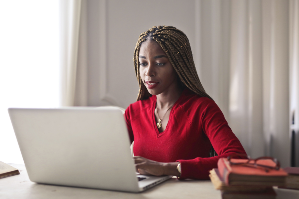 Mulher trabalhando no notebook, representando o serviço de geração de oportunidades no LinkedIn da A Estranhamente