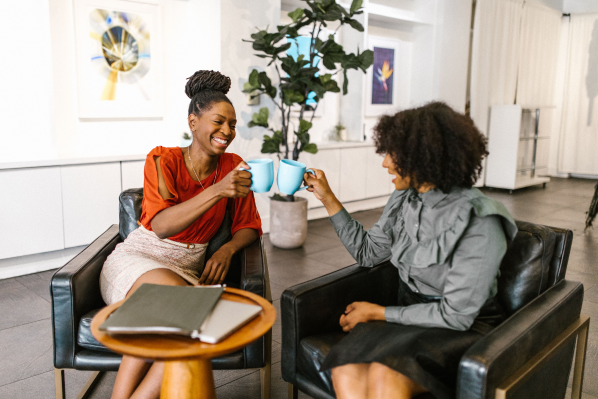 Duas mulheres em uma conversa de mentoria, representando as mentorias estratégicas da A Estranhamente